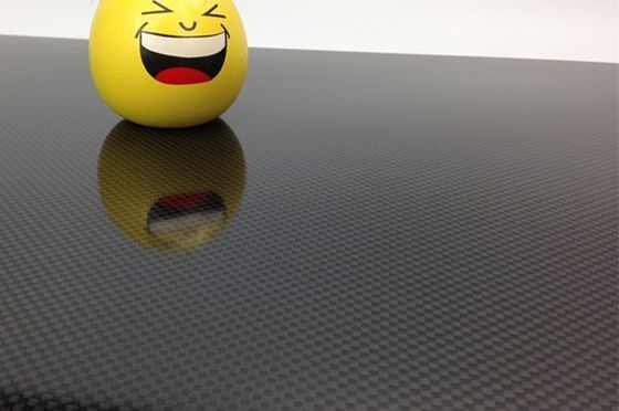 500X600mm น้ําหนักเบาและความแข็งแกร่งสูง 3K กระดาษไฟเบอร์คาร์บอนกระจ่างใส