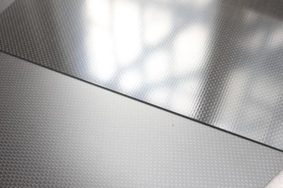 500X600mm น้ําหนักเบาและความแข็งแกร่งสูง 3K กระดาษไฟเบอร์คาร์บอนกระจ่างใส