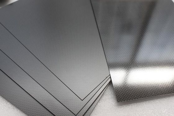 500X600mm น้ําหนักเบาและความแข็งแกร่งสูง 3K กระดาษไฟเบอร์คาร์บอนกระจ่างใส